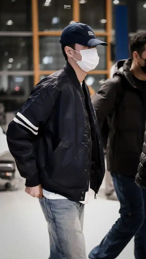 王一博身穿lacoste夹克外套,头戴棒球帽00,搭配牛仔裤和chanel运动