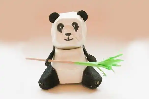 手工立体小动物:鸡蛋托制作吃竹子的大熊猫(步骤图解)