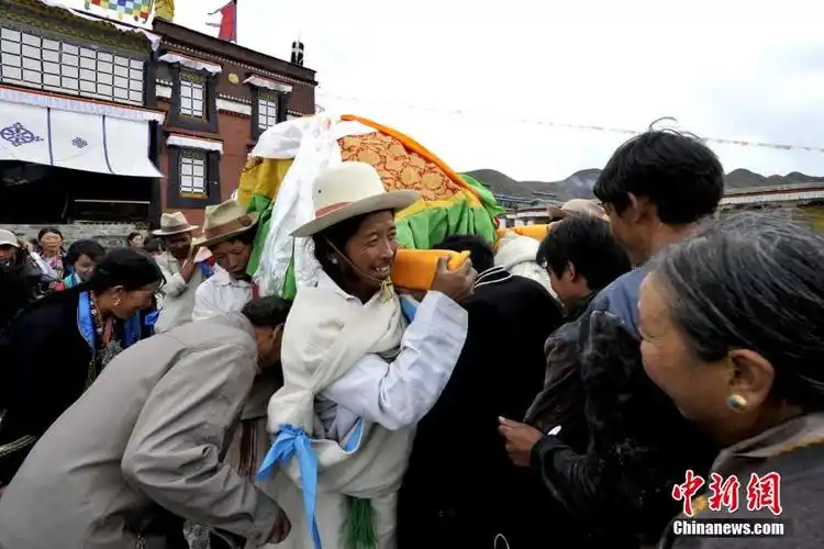 西藏岗坚寺举行展佛仪式纪念释迦牟尼佛转法轮日