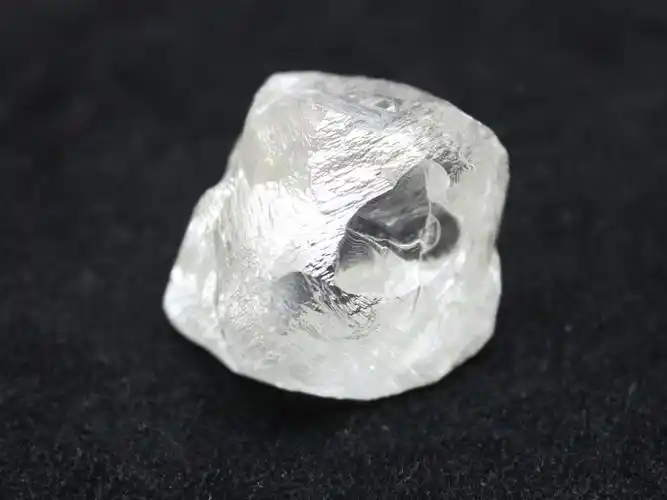 77ct 的钻石原石,这颗钻石大约形成于20亿年前,拥有良好的净度和颜色