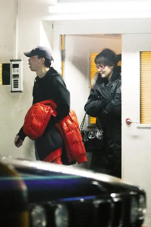 某报解密沈星早已离婚,与冯小刚异常亲密(组图) - kandelong@yeah的