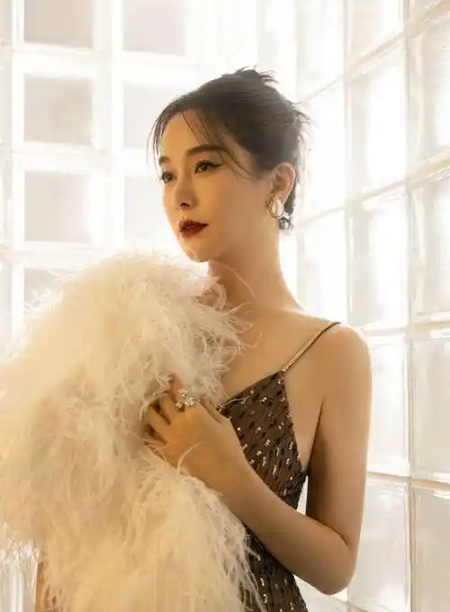 左小青的发型端庄优雅,身穿高开衩连衣裙,性感迷人_整体_时尚_形象