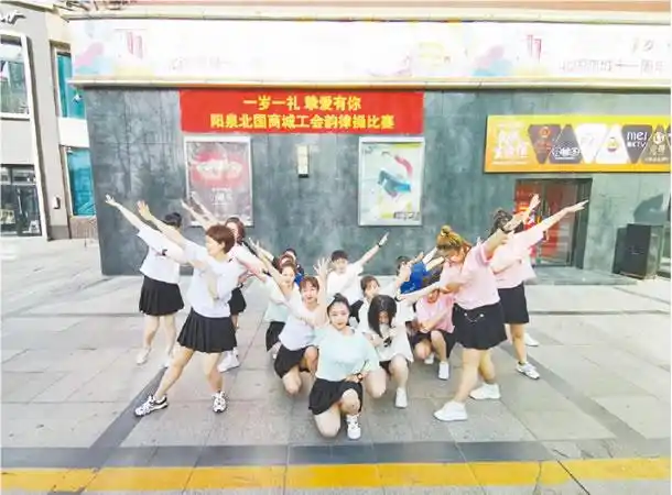 团队合作齐上阵趣味竞赛显身手