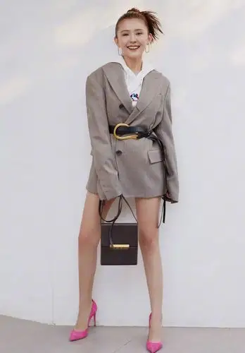 热依扎再走性感路线,一袭金链黑色长裙,露光滑美背抢镜十足