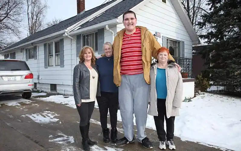 美巨人青年身高近23米每年长15厘米组图