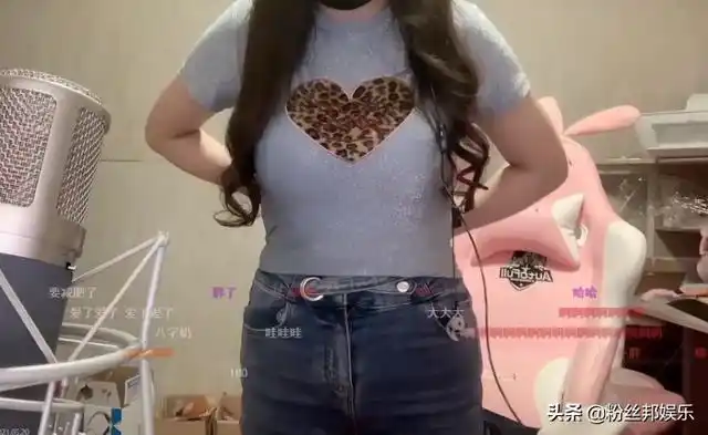 终究没能躲过去一条小团团口罩掉落连续两次露脸出镜