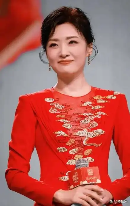 《周涛亮相山东春晚,红色修身裙演绎优雅魅力》