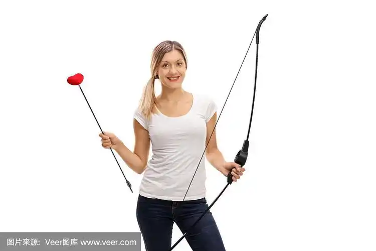 拿着爱之箭和弓箭摆姿势的女人