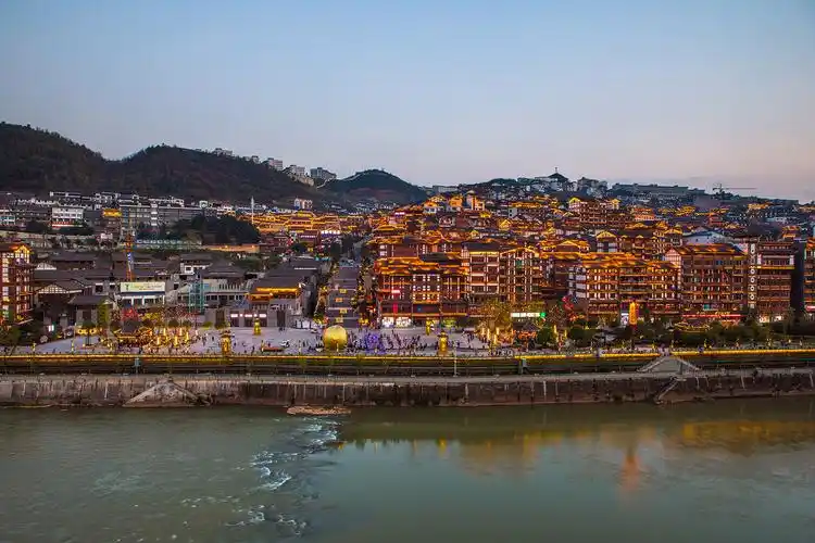 茅台古镇其实本身也是一个风景优美,历史悠悠的古镇,从仁怀驱车前往