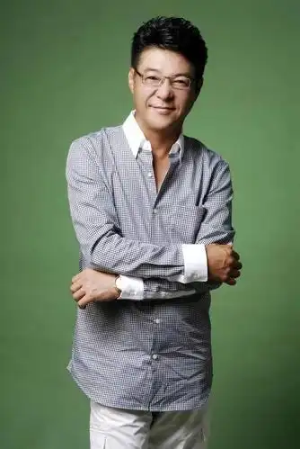 著名歌手姜育恒来阳新,莲花湖1号生活广场明星音乐盛典