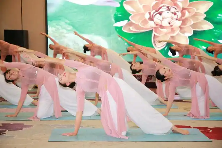 2019年珏瑜伽三周年店庆时伽人们表演的舞韵瑜伽《凉凉》