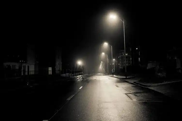 原创诗歌|读睡诗社 配图|网络《深夜长话短说》文/鹰眼深夜的言辞多