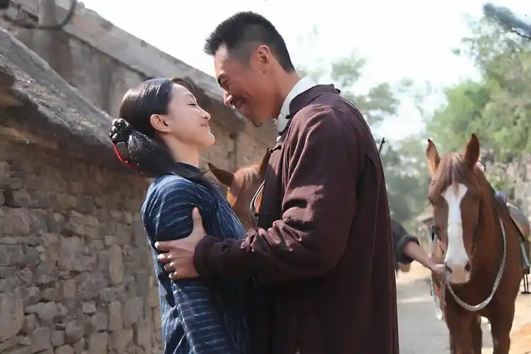 朱亚文"宠妻"人设塌了?搂抱女化妆师姿势暧昧,女方配文更暧昧