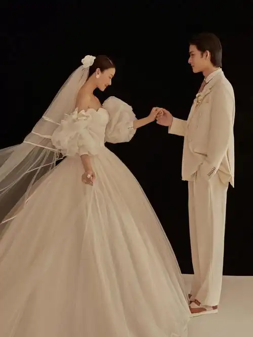 经典室内纯色婚纱照丨太适合做迎宾海报了