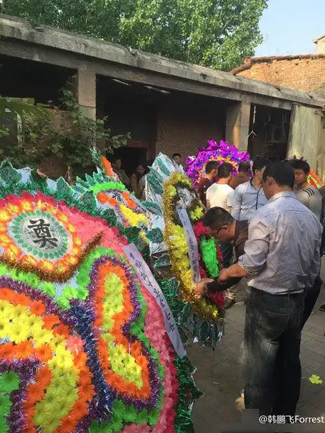 "春晚福娃"邓鸣贺葬礼:妹妹抱哥哥遗像痛哭