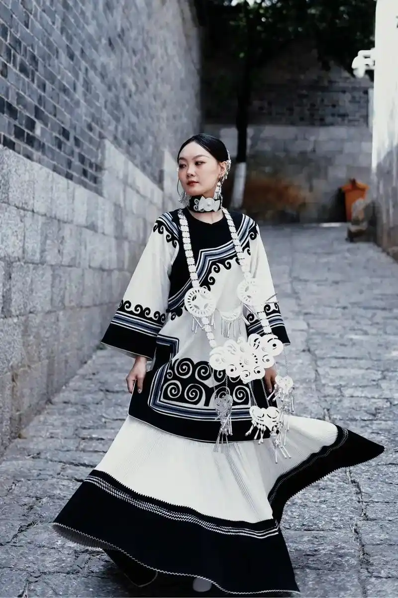 丽江古城|彝族服饰.彝服之美,美在含蓄温婉细腻优雅. #彝族 - 抖音