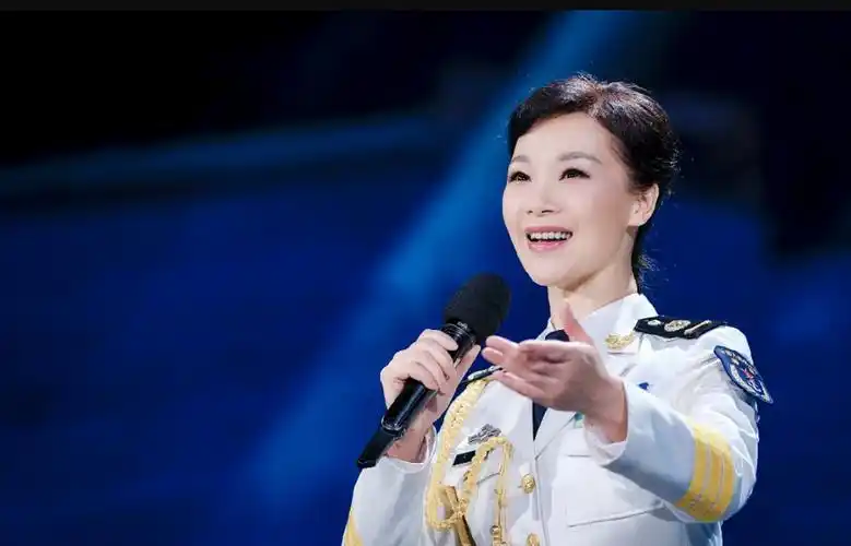 她被誉为军中花仙子,连续15年上春晚,男友患癌离世,52岁仍单身_吕薇