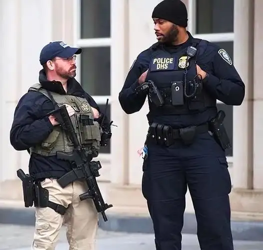 这就是美国的警察能枪杀手无寸铁的平民也能被歹徒吓到腿软