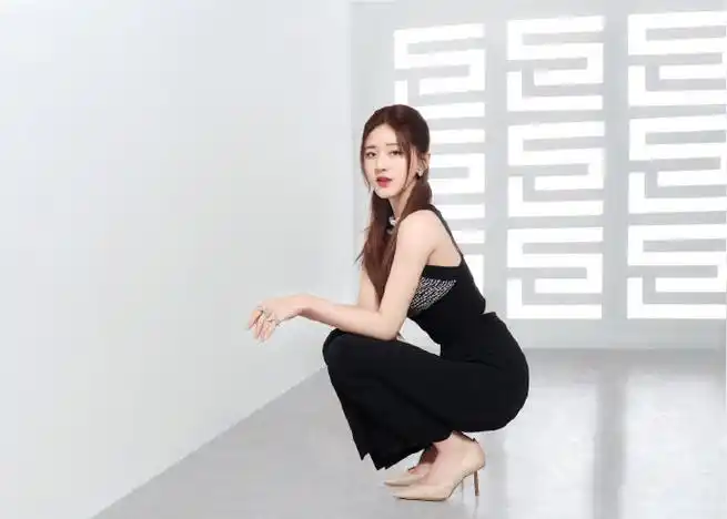 赵露思超话#stellaluna品牌代言人赵露思#演绎cigarette高跟鞋.