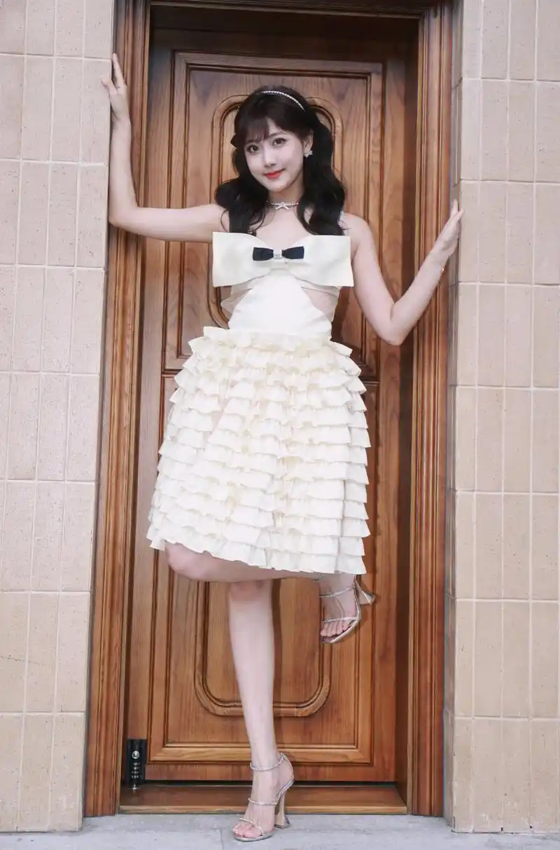 李艺彤甜美风格写真组图