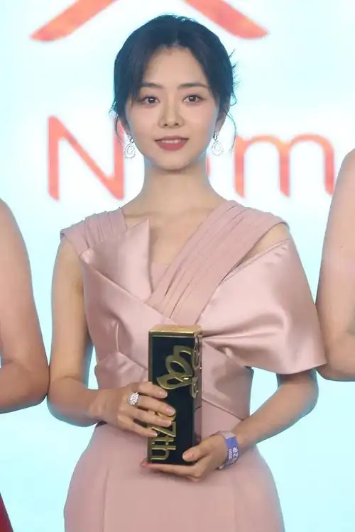 谭松韵现身白玉兰奖提名酒会 穿粉色礼服娴静优雅