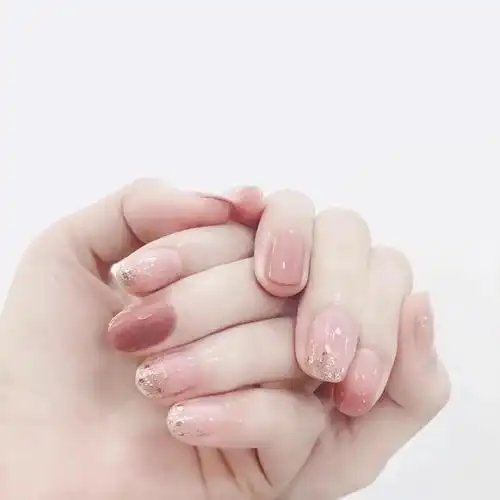 适合冬季的五种色系美甲,适合秋冬的暖色系美甲(秋冬选这5种美甲色)