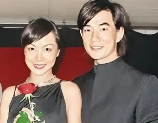 56岁任贤齐和53岁妻子罕见同框,虽仅差3岁,但妻子显得很老