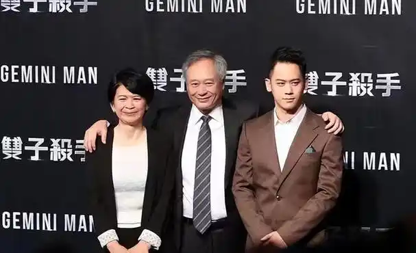 大导演李安与妻儿同台,左拥右抱显得意,仿佛在炫耀春风得意
