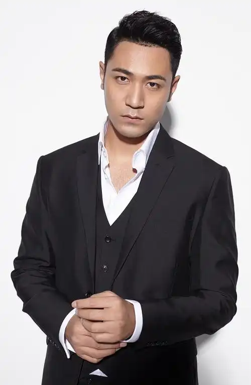 演员高健西装写真来袭男人味爆棚秒杀全场