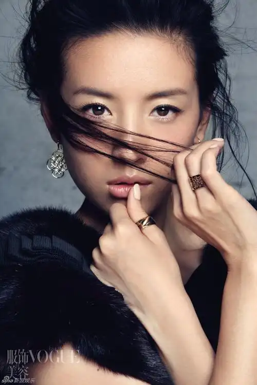 董洁冷艳登杂志封面 佩千万珠宝展多样风情