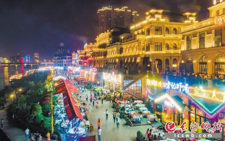 去年夏夜,渔人码头热闹非凡,游客坐在这里一边欣赏着美景一边品尝美食