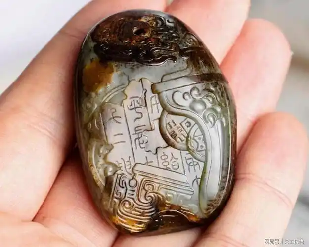 乱中有序的中式美学和田籽料沙枣青巧雕锦灰堆