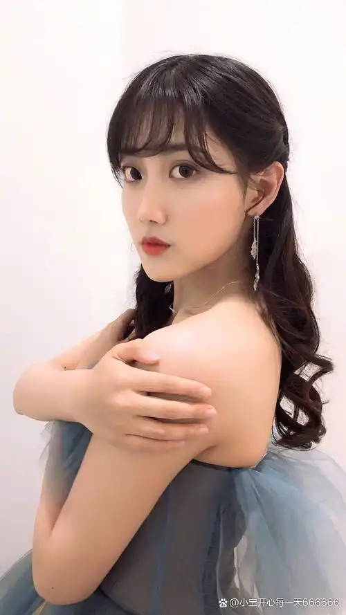 谈起李艺彤虽然年纪不大出道很早了,2013年作为snh48二期生凭借公演