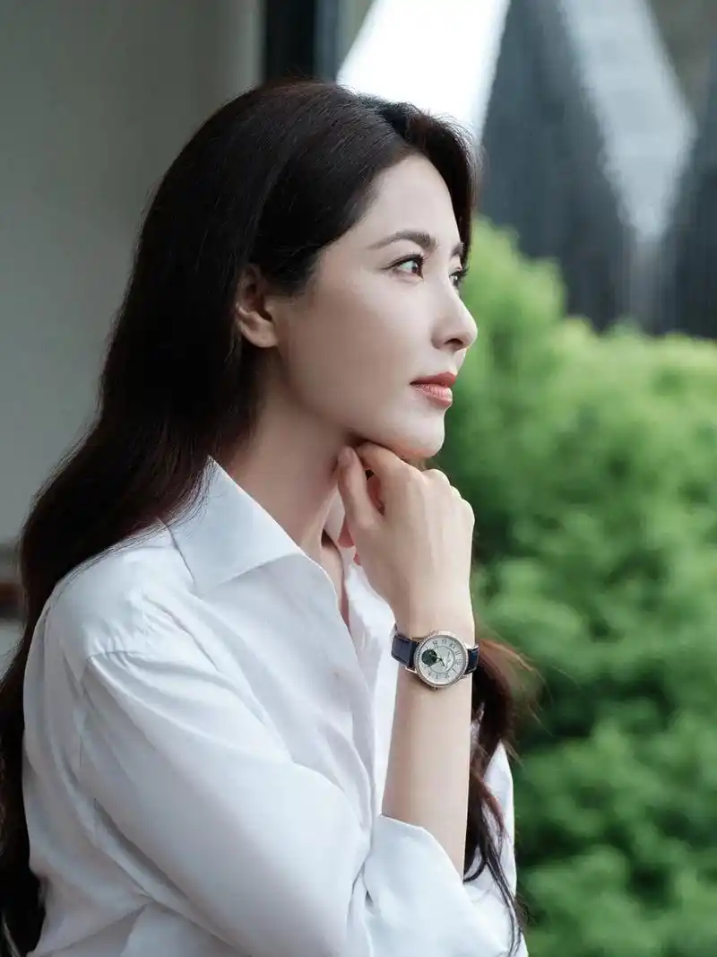 演员曾黎佩戴中国大陆首发款全新积 - 抖音