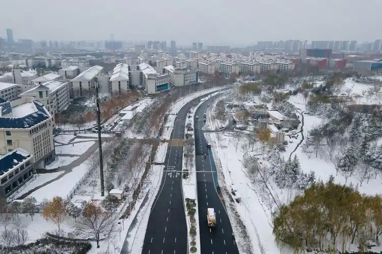 【大河网景】今日郑州:市民玩雪乐趣多 城市除雪暖人心
