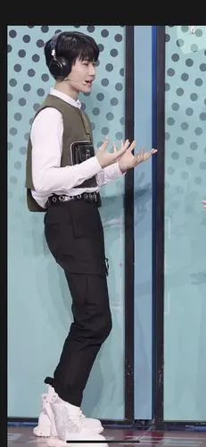 震惊张真源的腿竟然是这样的张真源腿长大公开