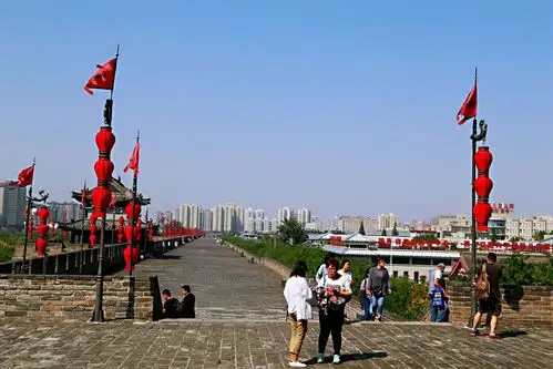 西安城墙是明洪武三年至十一年(1370_1378),在隋大兴城,唐长安皇城的