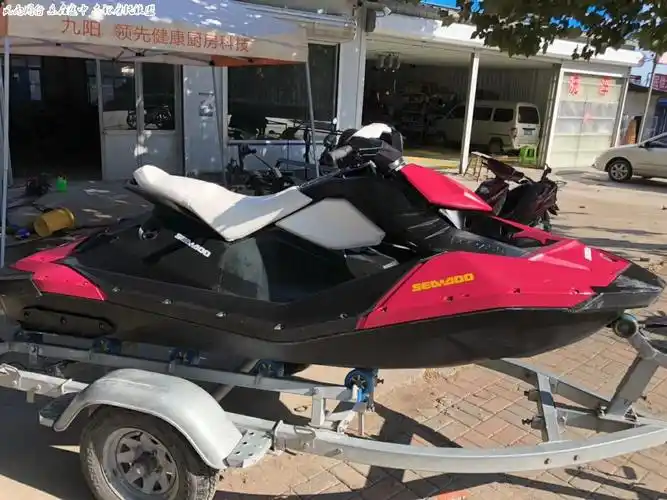 庞巴迪火花90摩托艇