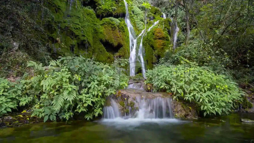 绿水青山,山涧瀑布,山涧水流_4096x2304_高清视频素材下载(编号
