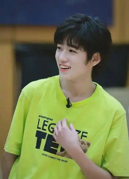 原创日系美少年宋亚轩笑容阳光灿烂暖人心穿搭也是教科书式优秀