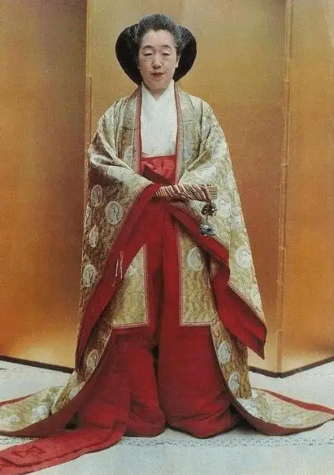 日本良子皇后连生4女差点被废憎恶美智子一举得男折磨她42年