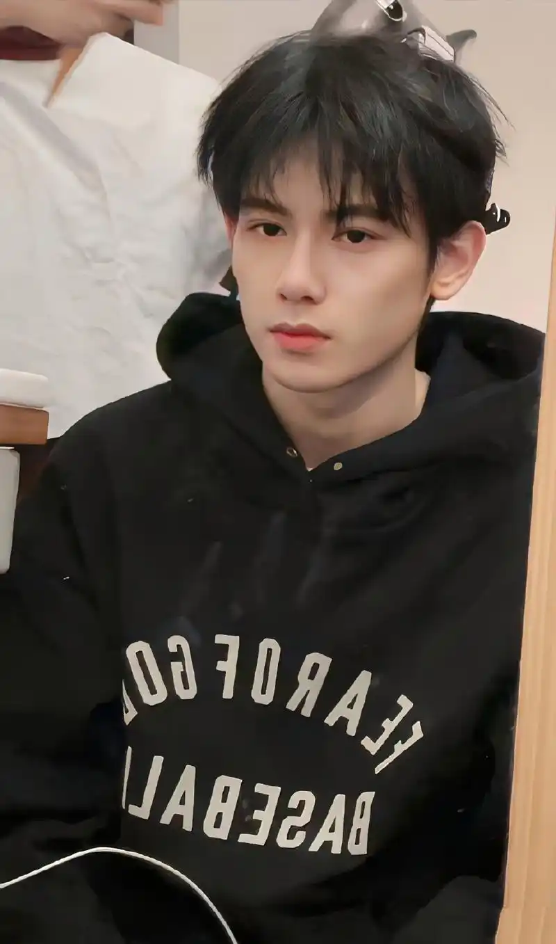 胡先煦不仅瘦了,而且更好看了,解锁了新的高质量穿搭,很有魅力