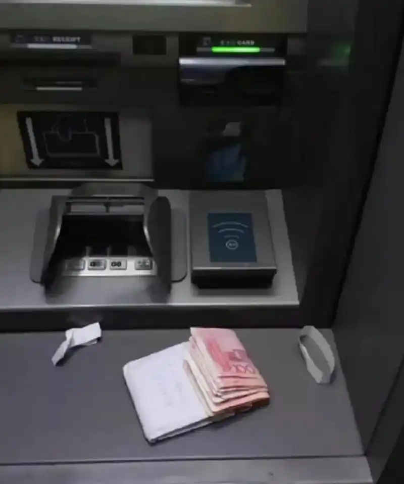 云南文山,一女子拿着一万多元的现金到某银行的atm机存款,不曾想,发生