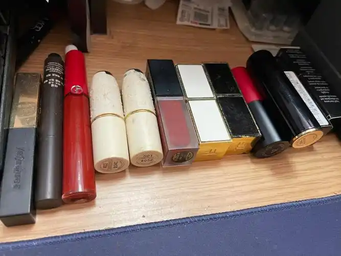 孕妇办公桌上的口红