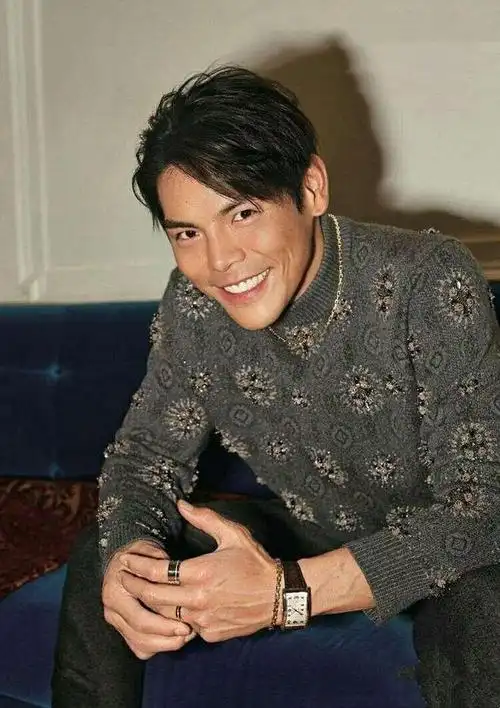 向华强的2个儿子:向佐疑婚内出轨,向佑打架入狱,皆不让人省心|向太|李