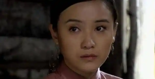 宋佳:靠"吊带"上位,与已婚名导同居,43岁的她活的潇洒又洒脱