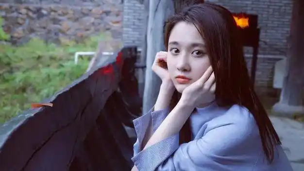 90后谋女郎张慧雯曾与唐嫣老公举止亲密和男人牵手进酒吧