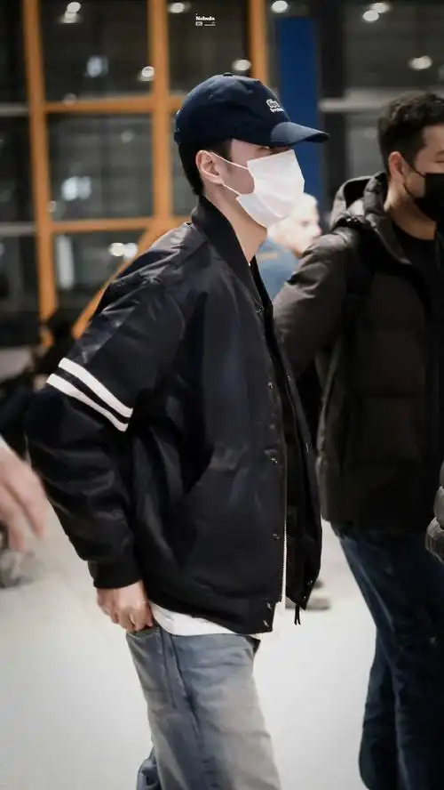 一早给大家搜罗一波@uniq-王一博酷盖巴黎时装周的出发路透是口罩和