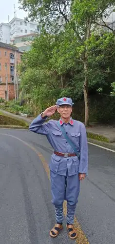 伟人点星火照亮全世界.当今子第兵 去体红军苦.胜利来不易珍惜今生活.