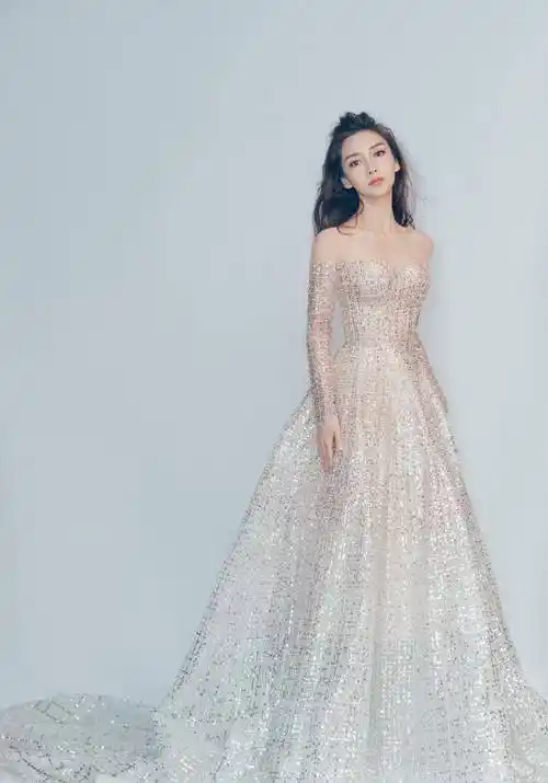 杨颖穿"星空裙"秀白嫩香肩,配波浪卷长发,魅力四射直击心底_活动_礼服